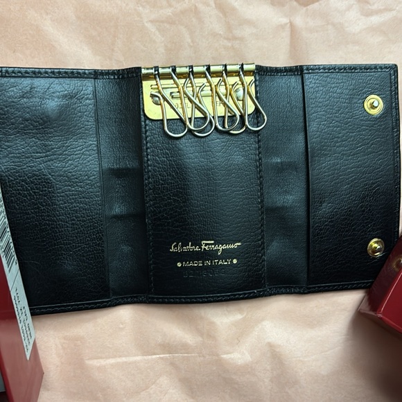EUC-SALVATORE FERRAGAMO KEY/CARD/CASH HOLDER FULL INCLUSION - Picture 8 of 11